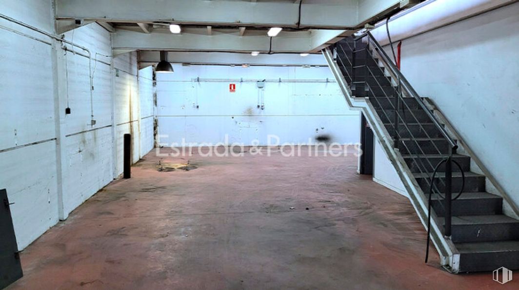 Industrial for rent at Calle Resina, Villaverde, Madrid, 28021 with floor, flooring, gas, wood, building, composite material, symmetry, ceiling, concrete and fixture around