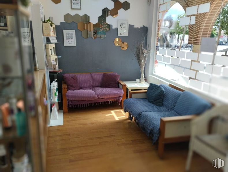 Local en alquiler en Centro comercial Los Arcos, Colmenar Viejo, Madrid, 28770 con sofá, loveseat, confort, sala de estar, interiorismo, madera, suelo, suelos, sofá estudio y madera dura alrededor