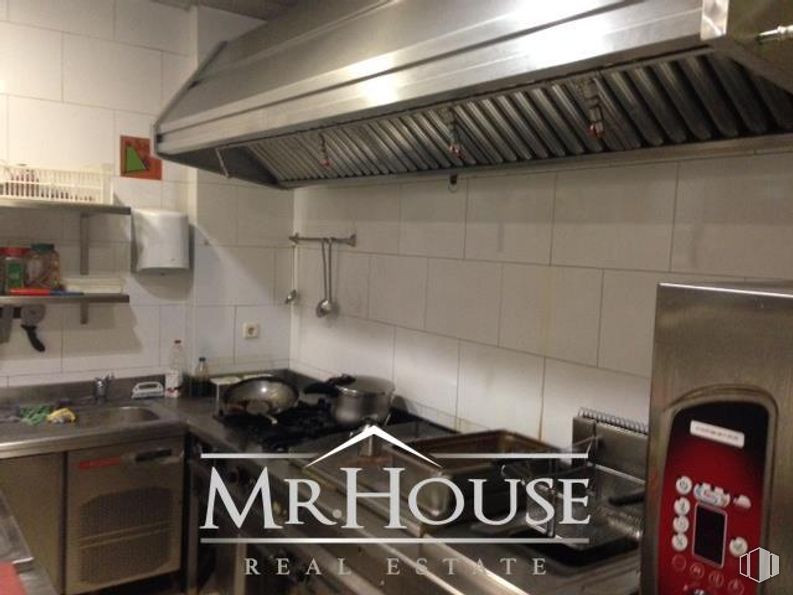 Retail for rent at Zona Parla Este, Parla, Madrid, 28980 with kitchen appliance, home appliance, cabinetry, countertop, exhaust hood, gas stove, kitchen stove, cooktop, kitchen and kitchen sink around