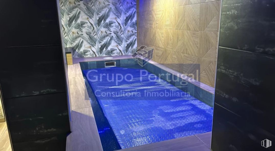 Retail for rent at Zona Prosperidad, Chamartín, Madrid, 28002 with composite material, swimming pool, tile, hotel and design around