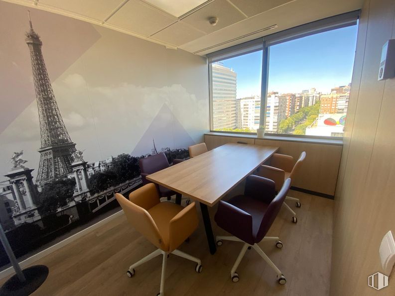 Oficina en alquiler en Edificio Masters I, Avenida General Perón, 38 B, Tetuán, Madrid, 28046 con silla, edificio, mesa, ventana, mesa, mueble, propiedad, madera, interiorismo y suelo alrededor