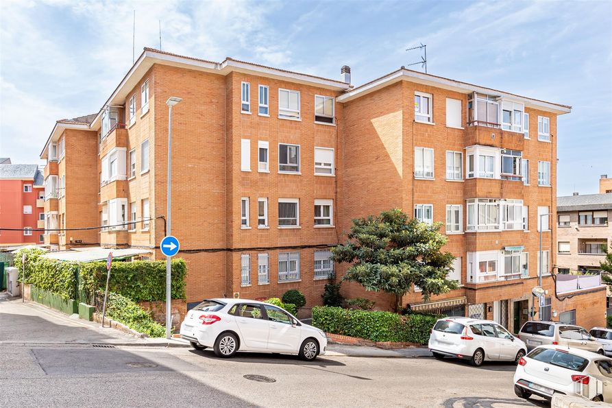 Retail for sale at Calle Nueva, Las Rozas de Madrid, Madrid, 28230 with car, building, sky, plant, wheel, window, cloud, property, tire and vehicle around