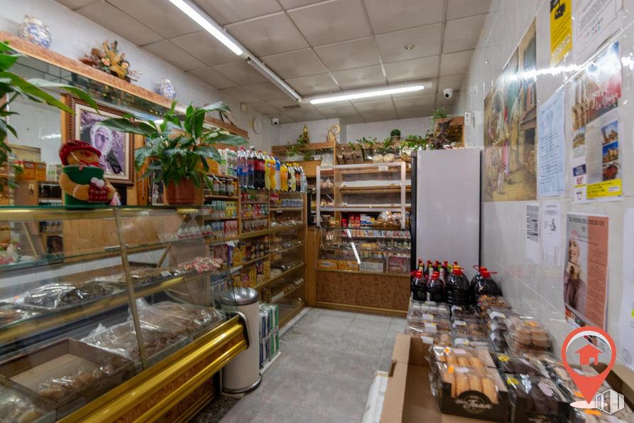 Retail for sale at Calle Nuestra Señora Soledad, Fuensalida, Toledo, 45510 with person, interior design, food, shelf, retail, building, trade, convenience store, whole food and customer around