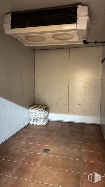 Retail for rent at Calle General Álvarez de Castro, 37, Chamberí, Madrid, 28010 with light, wood, lighting, flooring, floor, wall, rectangle, tile flooring, hardwood and gas around