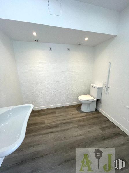 Retail for sale at Calle Nuestra Señora de Araceli, Barajas, Madrid, 28042 with toilet, flooring, floor, wood, interior design, ceiling, wood flooring, grey, hardwood and wood stain around