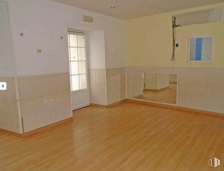 Local en venta en Zona centro, Aranjuez, Madrid, 28300 con puerta, ventana, accesorio, madera, hall, suelo, suelos, tinte para madera, pintura y techo alrededor