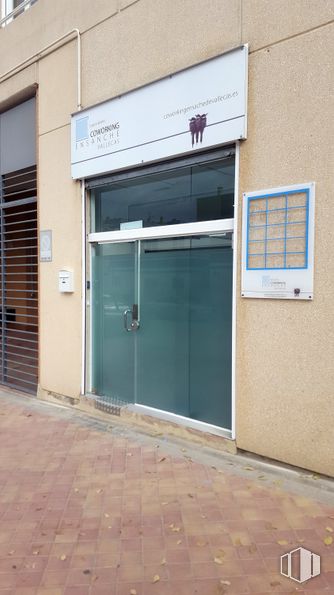 Oficina en alquiler en Avenida Ensanche de Vallecas, 38, Villa de Vallecas, Madrid, 28031 con mediante, edificio, resolver, accesorio, azur, ventana, madera, casa, manija de la puerta y propiedad material alrededor