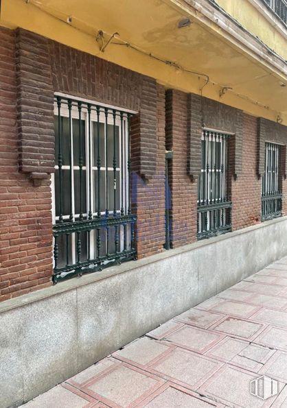 Office for rent at Calle San Roque, Guadalajara, 19002 with window, wood, brickwork, brick, building, road surface, neighbourhood, building material, material property and facade around