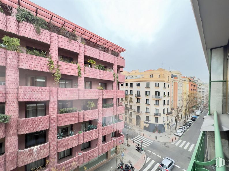 Oficina en alquiler en Calle Monte Esquinza, Chamberí, Madrid, 28010 con edificio, cielo, durante el día, ventana, nube, diseño urbano, bloque de pisos, arquitectura, condominio y barrio alrededor