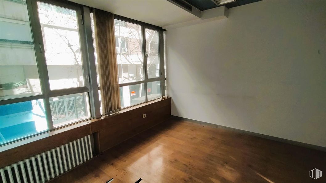 Office for rent at Calle Félix Boix, Chamartín, Madrid, 28036 with window, property, building, fixture, wood, shade, interior design, flooring, floor and wall around