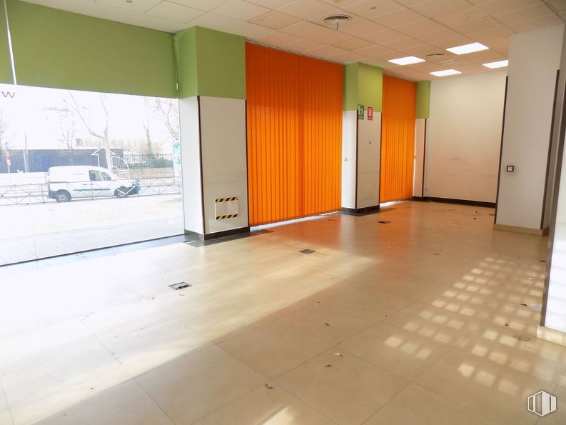 Retail for rent at Plaza Encuentro, 3, Moratalaz, Madrid, 28030 with car, flooring, floor, interior design, ceiling, composite material, tile flooring, tile, glass and concrete around