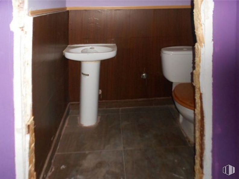 Retail for sale at Calle Virgen de Covadonga, Ávila, 05005 with sink, toilet, brown, property, bathroom sink, purple, bathroom, wood, plumbing fixture and fluid around