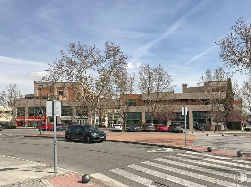 Oficina en venta en Calle Atenas, 2, Pozuelo de Alarcón, Madrid, 28224 con coche, edificio, rueda, cielo, nube, luz de estacionamiento automotriz, vehículo, neumático, ventana y infraestructura alrededor