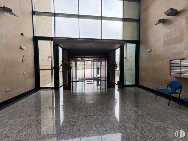 Office for rent at Parque Empresarial Las Rozas, Las Rozas de Madrid, Madrid, 28232 with chair, window, flooring, floor, ceiling, interior design, tile flooring, lobby, glass and hall around