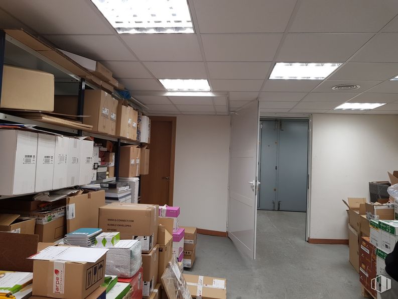 Office for sale at Calle Ricardo Ortiz, Ciudad Lineal, Madrid, 28017 with packaged goods, building, interior design, shelving, package delivery, wood, publication, bookcase, floor and shipping box around