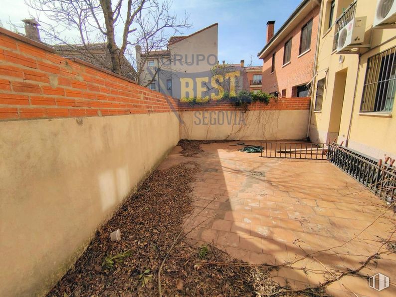 Retail for sale & for rent at Zona centro San Cristóbal, San Cristóbal de Segovia, Segovia, 40197 with window, sky, property, building, road surface, tree, wood, asphalt, brickwork and grass around