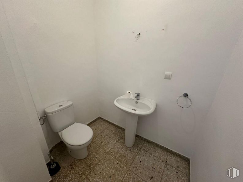 Retail for sale at Parque San Julián - Centro, Cuenca, 16001 with toilet, sink, bathroom, fluid, plumbing fixture, bathroom sink, grey, flooring, floor and wood around