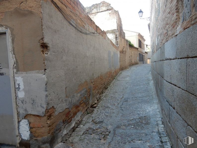 Land for sale at Casco Histórico, Toledo, 45002 with building, road surface, sky, brick, facade, road, alley, building material, city and concrete around