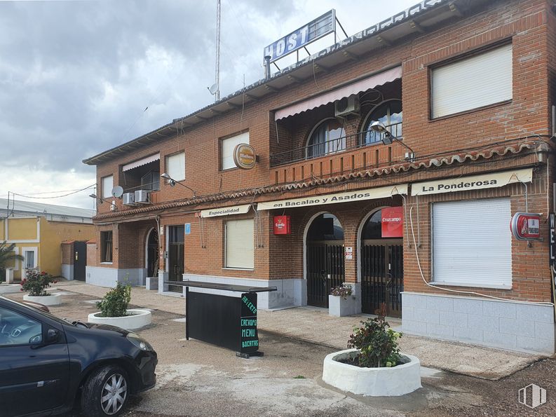 Retail for sale at Carretera Talavera, Alcaudete de la Jara, Toledo, 45662 with wheel, car, window, flowerpot, sky, plant, cloud, property, automotive parking light and tire around