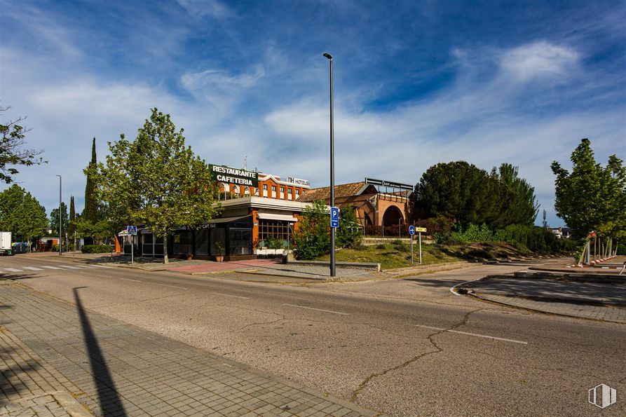 Retail for rent at Calle Luis Buñuel, 1, Pozuelo de Alarcón, Madrid, 28223 with sky, pole, family car, shade, street light, mid-size car, full-size car, subcompact car and sport utility vehicle around