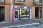 Retail for sale at Avenida de la Ilustración, 50, Velilla de San Antonio, Madrid, 28891 with door, building, window, property, fixture, road surface, architecture, brickwork, brick and neighbourhood around