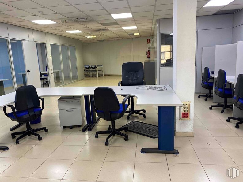 Industrial for rent at Zona Vallecas, Villa de Vallecas, Madrid, 28031 with chair, desk, filing cabinet, furniture, office chair, flooring, interior design, floor, table and lighting around