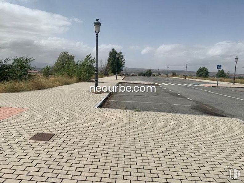 Land for sale at Calle Albacete, Ávila, 05004 with street light, sky, cloud, road surface, asphalt, tree, urban design, floor, sidewalk and road around