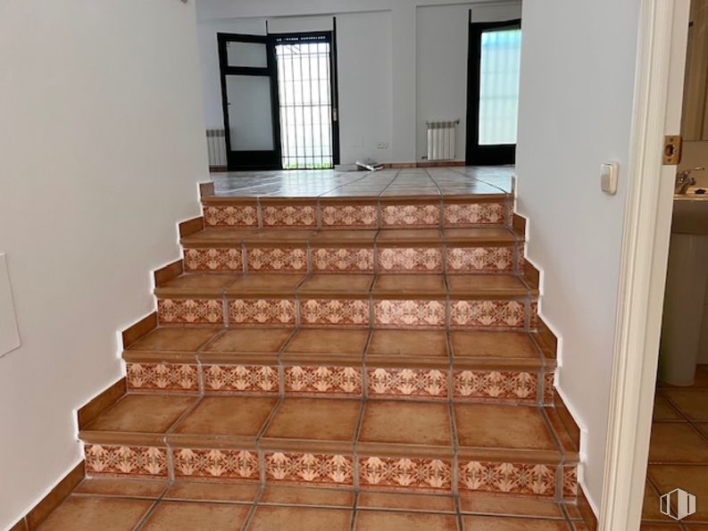 Retail for rent at Calle Bispo, Villaviciosa de Odón, Madrid, 28670 with window, flooring, floor, brown, tile, tile flooring, stairs, wood stain, motif and building material around