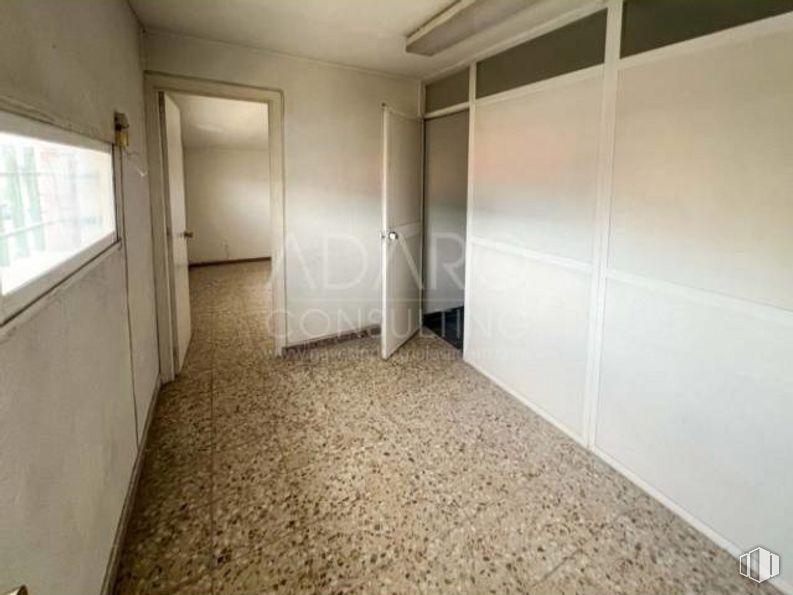 Nave en venta en Zona industrial, Paracuellos de Jarama, Madrid, 28860 con ventana, armario, hall, accesorio, suelo, suelos, madera, vidrio, techo y edificio alrededor