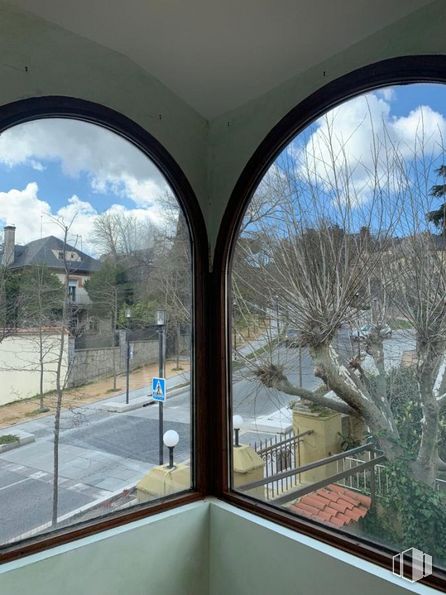 Retail for sale at Centro Histórico, San Lorenzo de El Escorial, Madrid, 28200 with window, sky, cloud, building, fixture, shade, tree, house, tints and shades and glass around