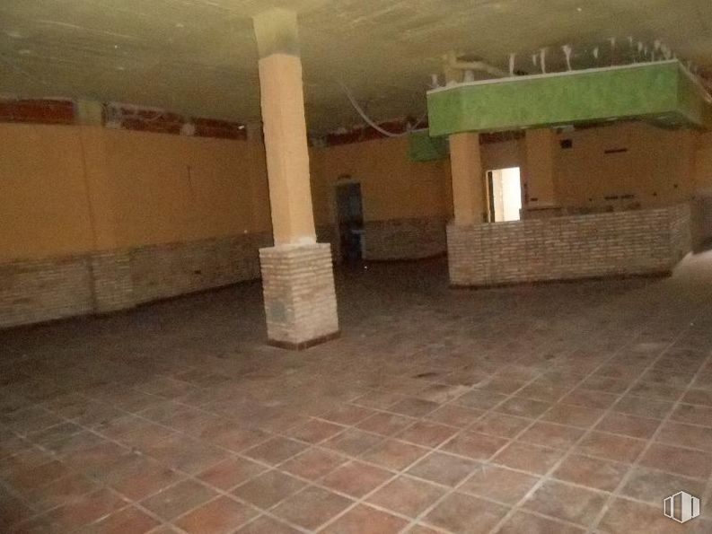 Retail for sale at Calle Barraguillo, 21, Segurilla, Toledo, 45621 with wood, flooring, floor, wall, gas, house, building, tints and shades, building material and ceiling around