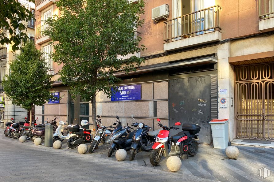 Local en venta en Calle de la Luna, 8, Centro, Madrid, 28004 con edificio, motocicleta, neumático, rueda, vehículo, neumático automotriz, ventana, vehículo de motor, iluminación automotriz y infraestructura alrededor