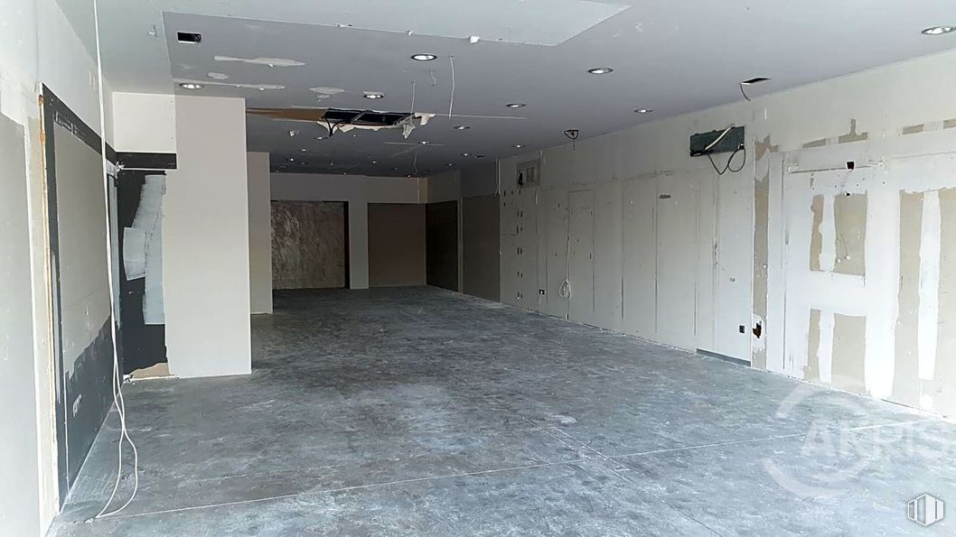 Retail for sale & for rent at Bulevar, Avenida Europa, Toledo, 45003 with lighting, property, building, interior design, hall, fixture, floor, door, flooring and wall around