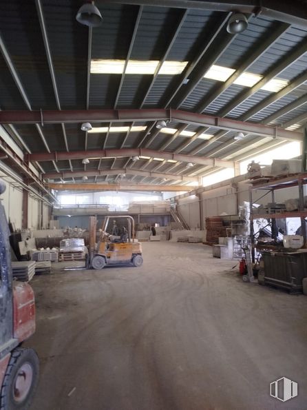 Industrial for sale at Polígono industrial Prado Overa, Leganés, Madrid, 28914 with tire, wheel, lighting, ceiling, floor, machine, metal, hall, building material and beam around