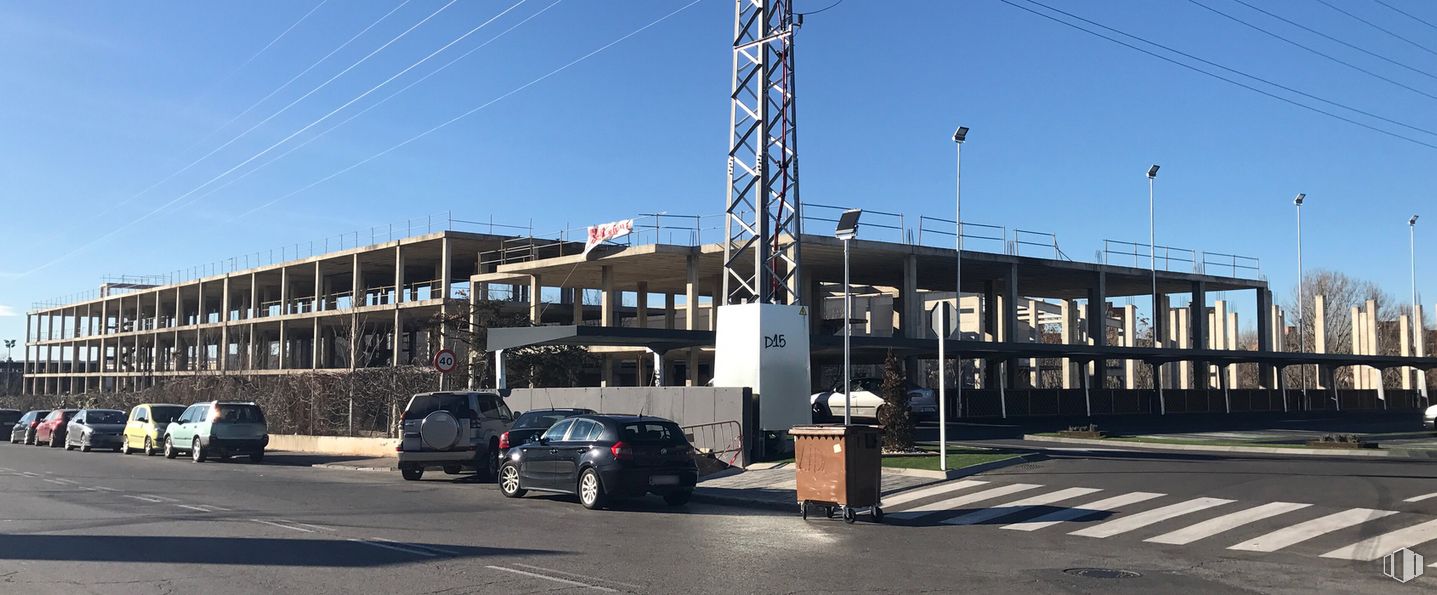 Office for sale & for rent at Calle Méjico, 18, Guadalajara, 19004 with car, stadium, automotive parking light, sky, wheel, vehicle, street light, electricity, architecture, building and asphalt around