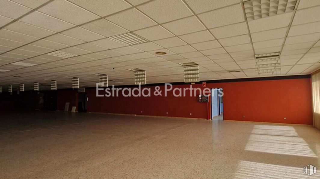 Nave en venta en Calle Gorrión, Fuenlabrada, Madrid, 28946 con puerta, edificio, hall, interiorismo, suelo, suelos, pared, techo, evento y habitación alrededor