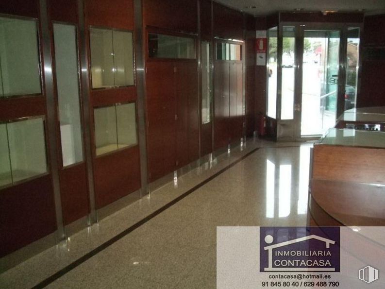 Retail for sale at El Mirador, Colmenar Viejo, Madrid, 28770 with door, fixture, wood, building, interior design, flooring, floor, material property, hardwood and glass around