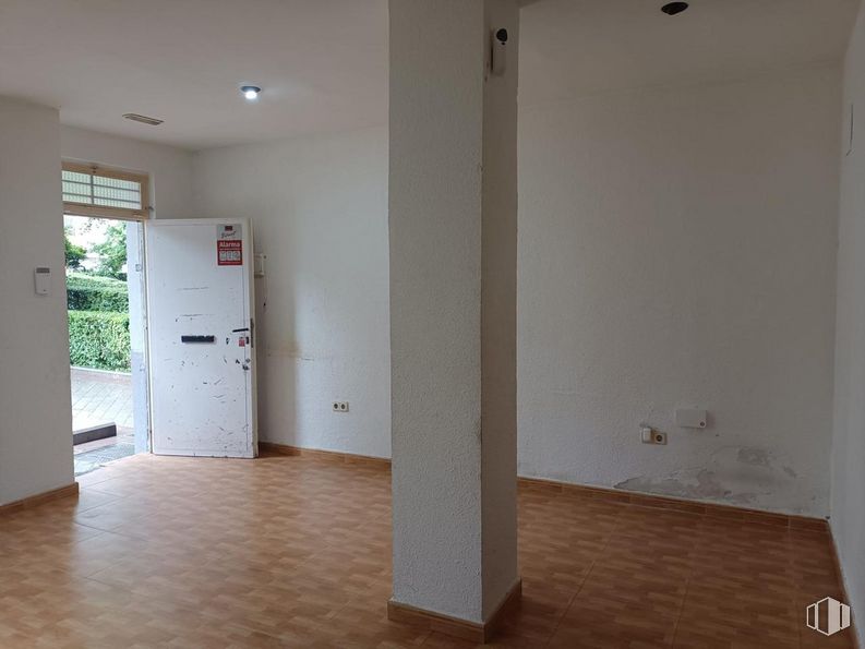 Local en alquiler en Calle Andorra, 11, Fuenlabrada, Madrid, 28943 con puerta, edificio, ventana, madera, suelos, suelo, tinte para madera, casa, pintura y hall alrededor