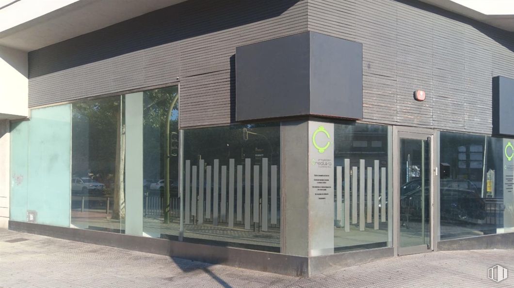 Local en alquiler y venta en Avenida Juan Carlos I, 64, Talavera de la Reina, Toledo, 45600 con puerta, material compuesto, vidrio, edificio comercial, hormigón, metal, sombra, sede, puerta de casa y transparencia alrededor