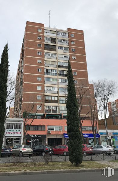 Retail for rent at Calle Gardenias, Fuenlabrada, Madrid, 28942 with car, building, sky, window, plant, tree, tower block, street light, urban design and condominium around