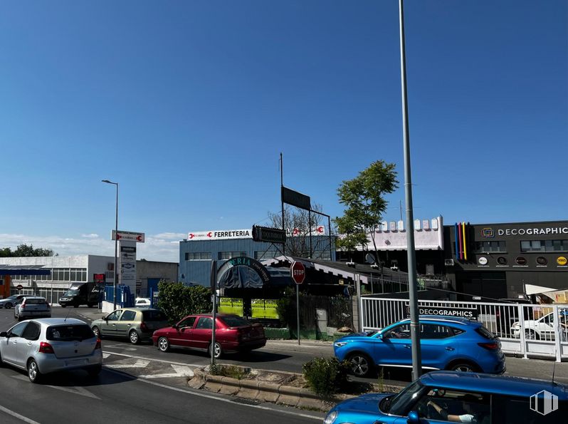 Nave en alquiler en Avenida Madrid, 60, Arganda del Rey, Madrid, 28500 con coche, luz de estacionamiento, cielo, vehículo terrestre, rueda, vehículo, neumático, luz de la calle, vehículo de motor y planta alrededor