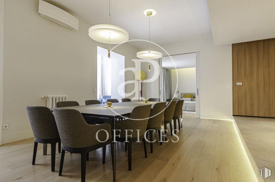 Oficina en alquiler en Calle Gran Vía, Centro, Madrid, 28013 con silla, alumbrado, mesa, mueble, edificio, pasillo, mesa de cocina y comedor, madera, diseño de interiores y sala de estar alrededor