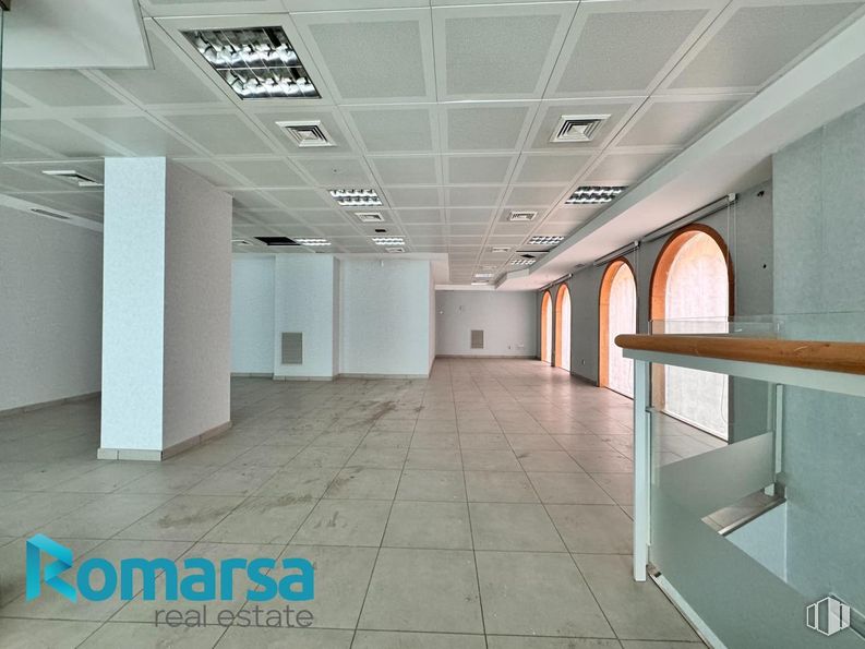 Retail for rent at Calle San Millán, Ávila, 05001 with fixture, hall, interior design, building, flooring, floor, wall, material property, real estate and ceiling around