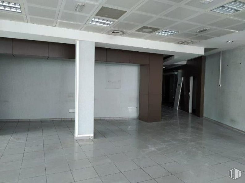 Retail for sale & for rent at Calle Puerto Bonaigua, 1, Torrejón de Ardoz, Madrid, 28850 with building, floor, flooring, wall, material property, hall, tile flooring, ceiling, space and glass around