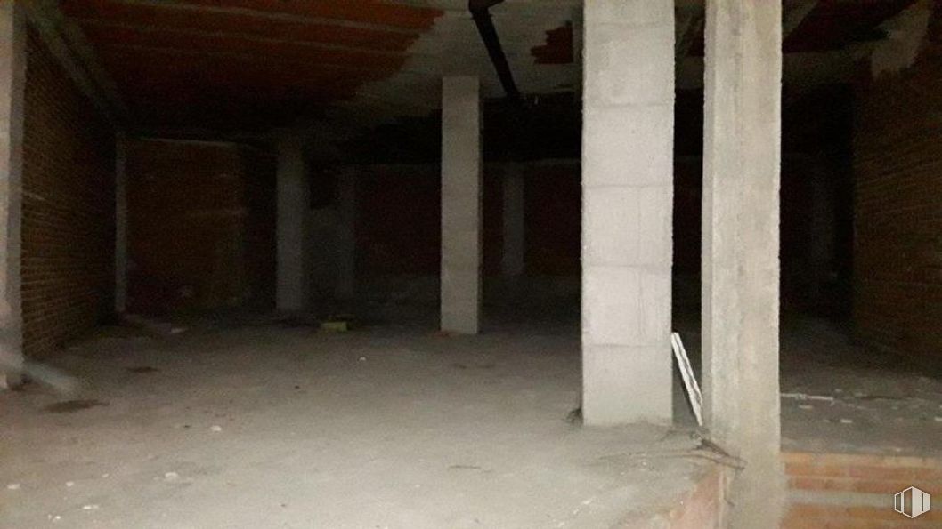 Retail for sale at Avenida Mediterráneo, Arganda del Rey, Madrid, 28500 with wood, floor, flooring, building material, composite material, concrete, ceiling, building, room and basement around