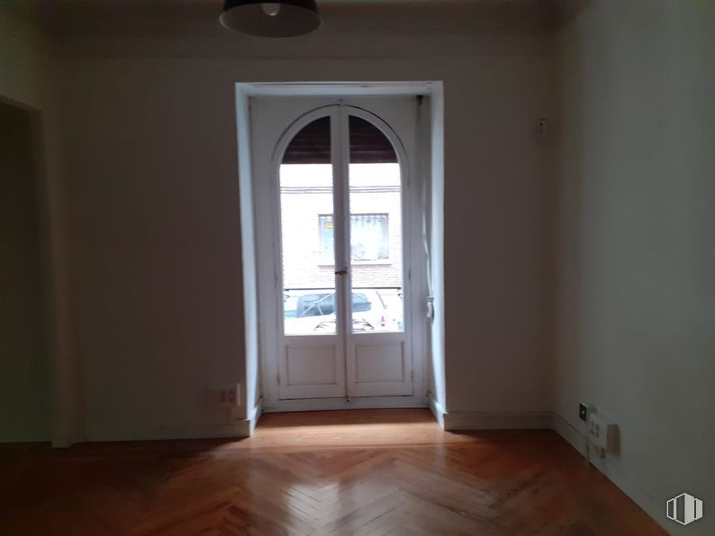 Oficina en alquiler en Zona Arguelles, Moncloa - Aravaca, Madrid, 28008 con puerta, lámpara, ventana, accesorio, madera, sombra, interiorismo, edificio, suelos y pared alrededor