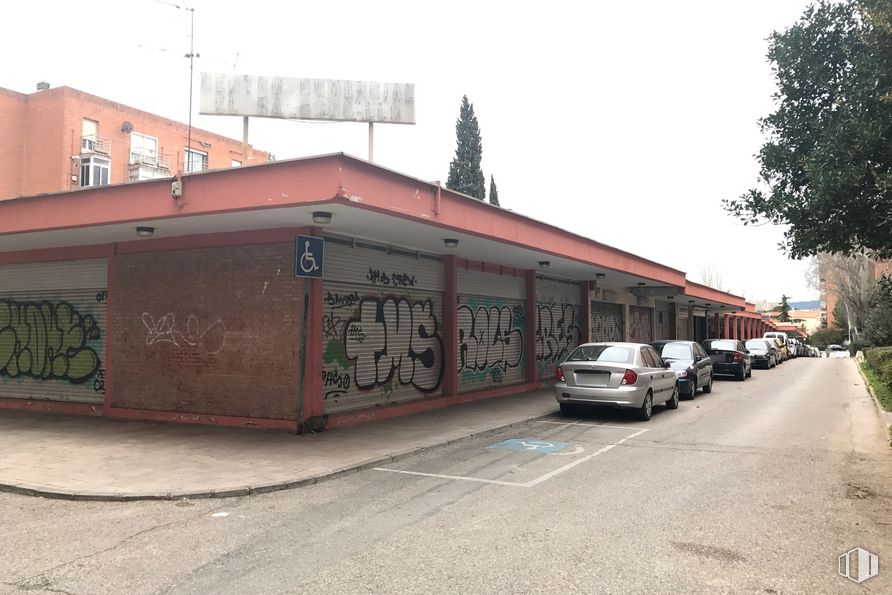 Retail for sale & for rent at Calle General Moscardó Guzmán, 57, Guadalajara, 19004 with car, building, automotive parking light, sky, vehicle, vehicle registration plate, asphalt, motor vehicle, tree and automotive lighting around