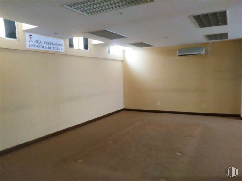 Retail for rent at Camino Perindolas, Fuencarral - El Pardo, Madrid, 28034 with window, hall, floor, flooring, wood, ceiling, event, room, parking and light fixture around