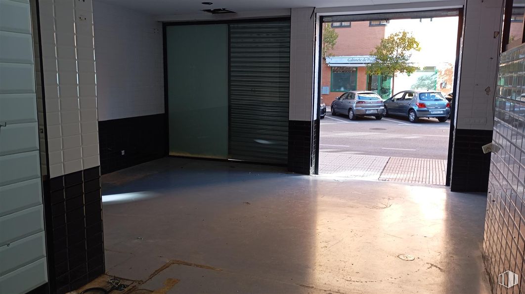 Retail for rent at Calle Gardenias, Alcorcón, Madrid, 28925 with car, floor, flooring, door, composite material, grey, concrete, building material, home door and tile around