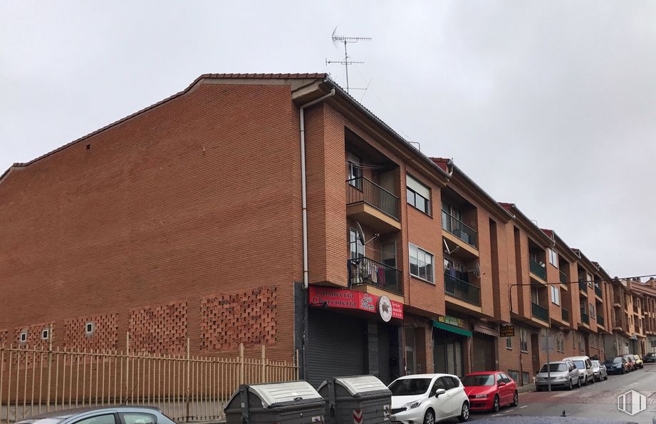 Retail for rent at Calle Nieves, 21, Segovia, 40003 with car, building, wheel, tire, automotive parking light, land vehicle, sky, vehicle, window and house around